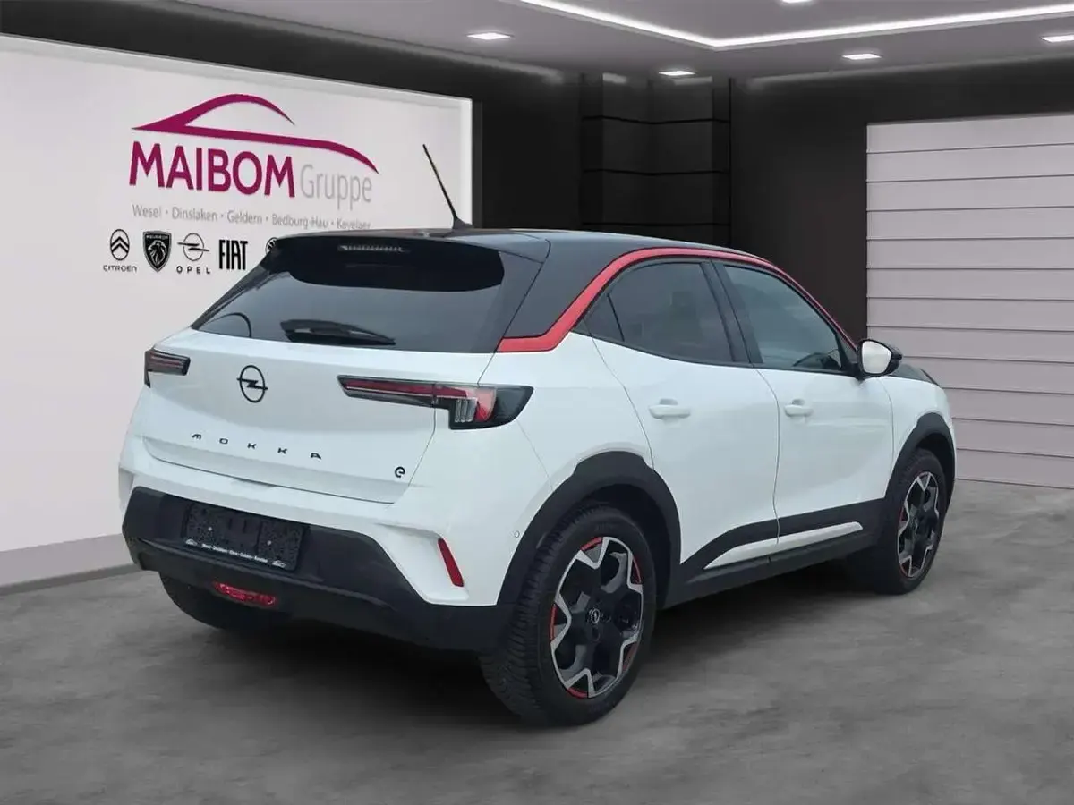 Gebraucht Opel Mokka-e GS Line 100 kW (136 PS) 2023 Lack weiss banquise/typ aussen SUV
