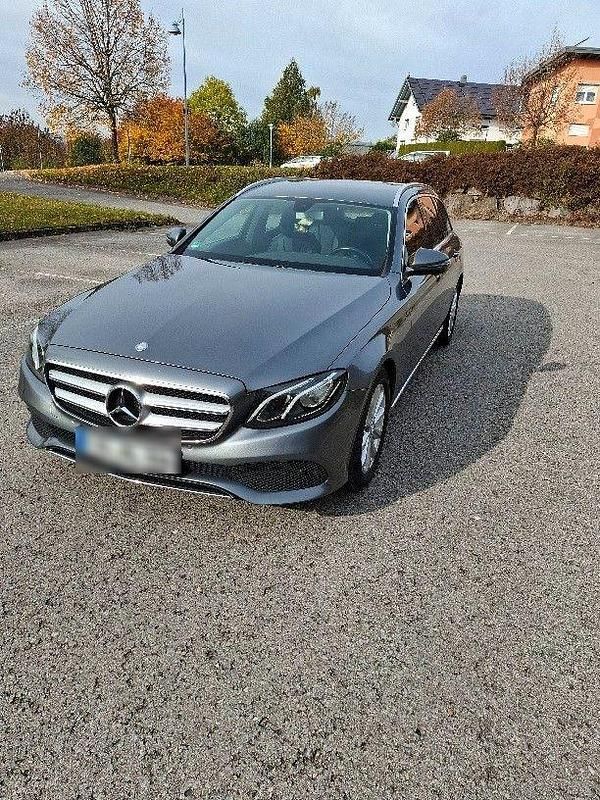Grau Gebraucht 2017 Mercedes E220 Kombi | 19.990 € (Superpreis) - Bild 1/4