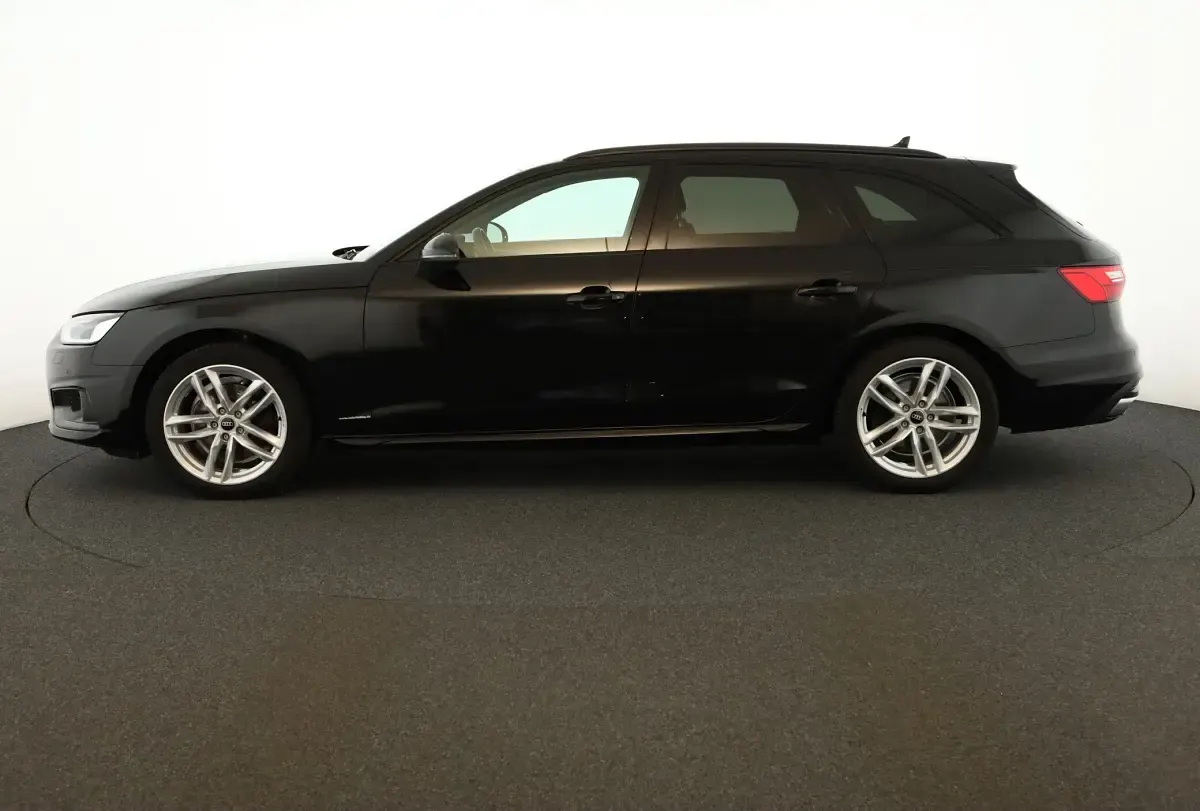 Gebraucht Audi A4 Advanced 163 PS (119 kW) 2023 Mythosschwarz metallic Kombi