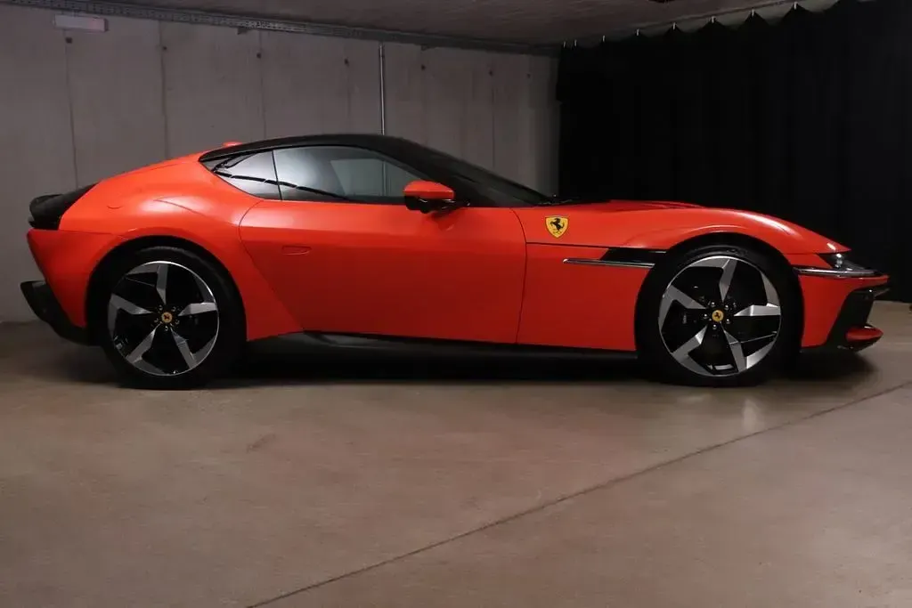 Neu Ferrari 12 Cilindri 825 PS (606 kW) 2025 Orange