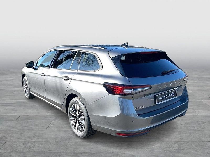Neu Skoda Superb Selection 150 PS (110 kW) 2026 Grau Kombi