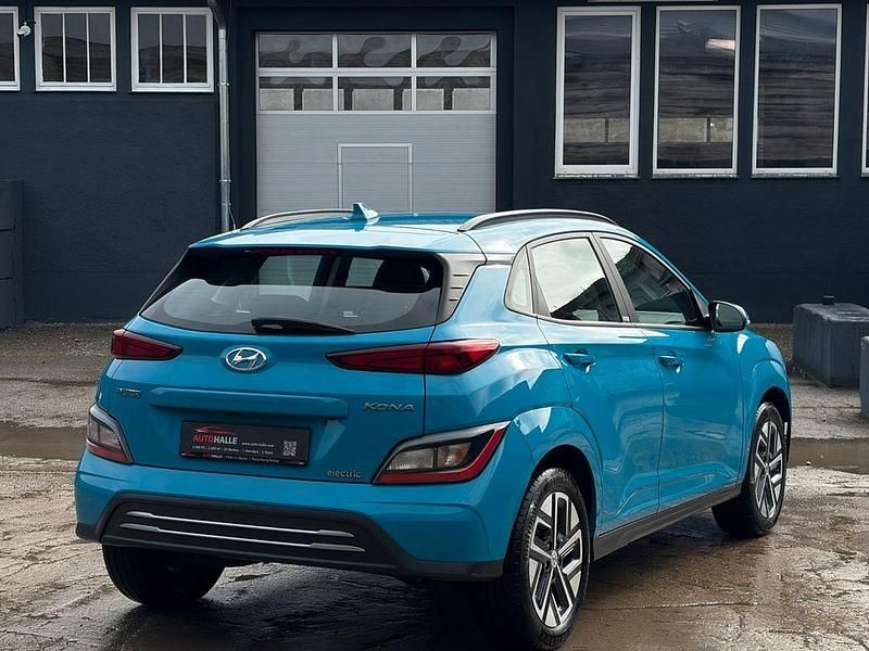 Gebraucht Hyundai Kona Basis 100 kW (136 PS) 2022 Blau SUV