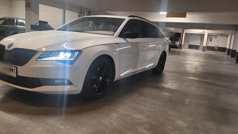 Weiß Gebraucht 2017 Skoda Superb SportLine Kombi | 13.000 € (Superpreis) - Bild 1/4
