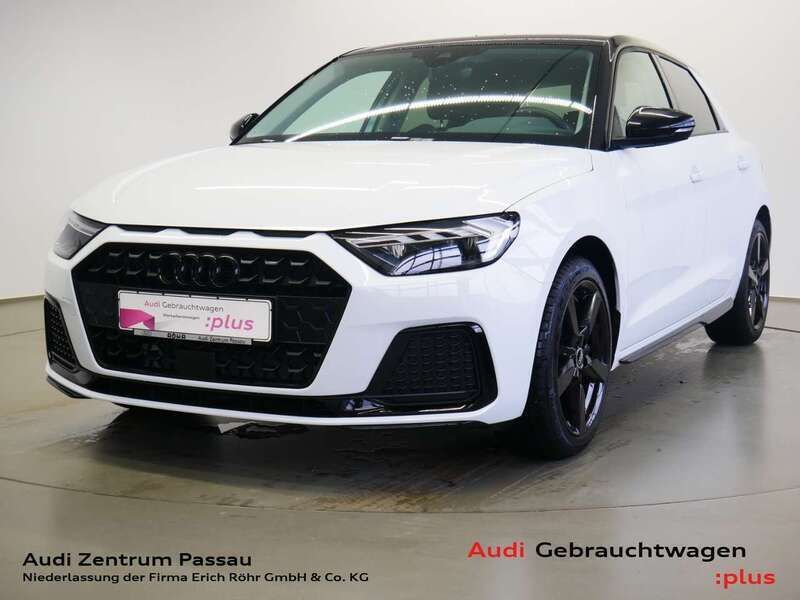 Gletscherweiss metallic mythosschwarz metallic Gebraucht 2024 Audi A1 Sportback Advanced Kleinwagen | 24.690 € (Fairer Preis) - Bild 1/4