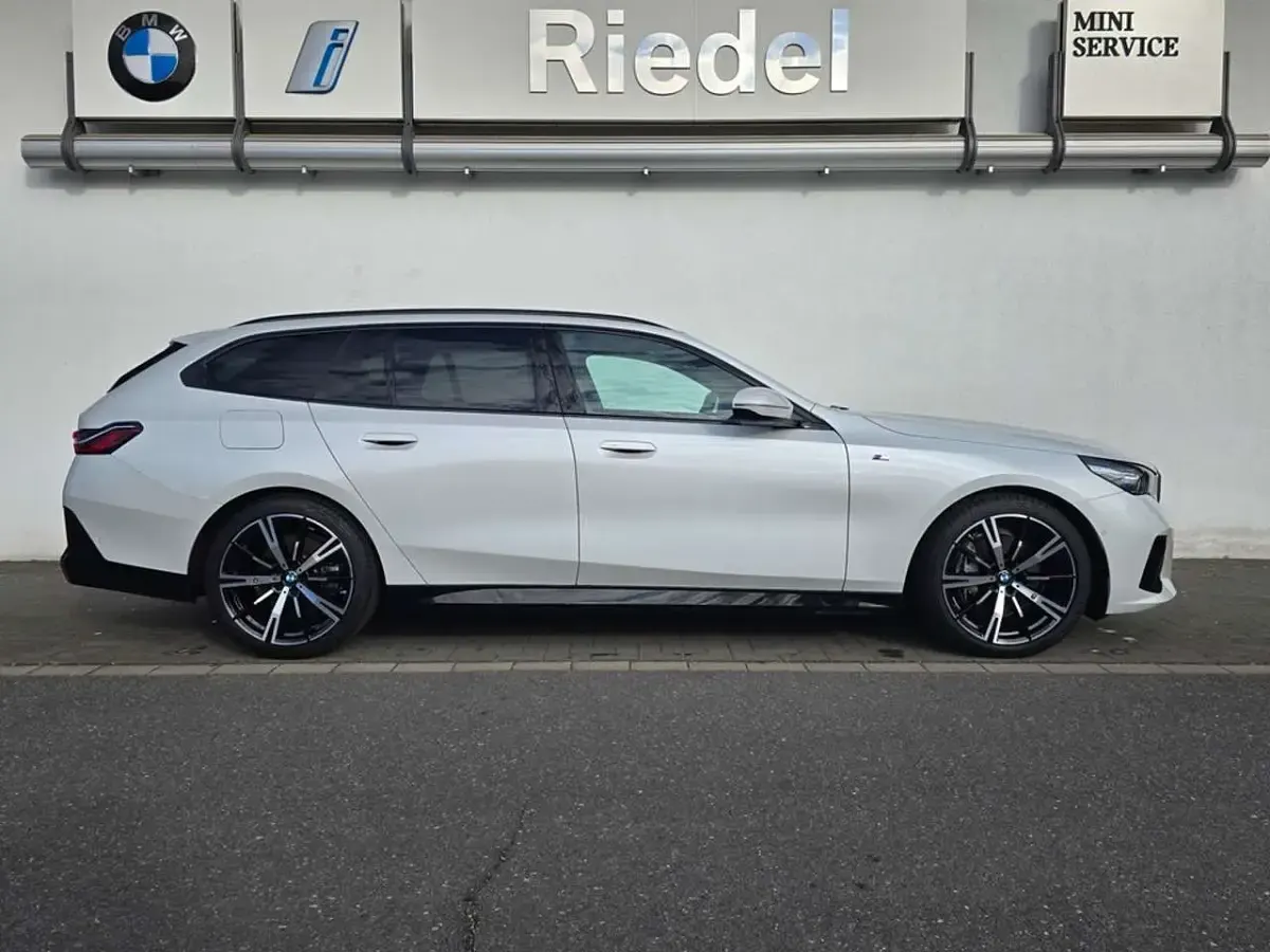 Gebraucht BMW 540 M Sport 303 PS (222 kW) 2025 Mineralweiß metallic Kombi