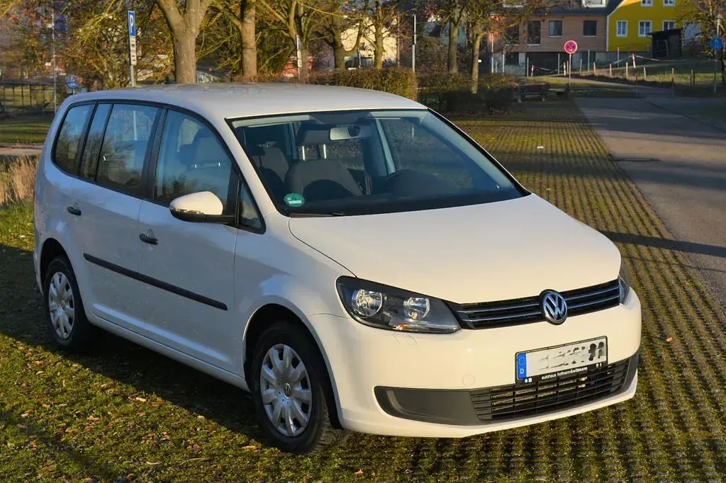 Gebraucht VW Touran Comfortline 105 PS (77 kW) 2012 Weiß Van / Kleinbus