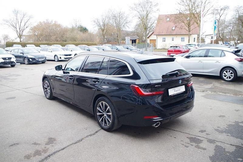 Gebraucht BMW 330e Sport Line 292 PS (214 kW) 2022 Saphirschwarz metallic Kombi