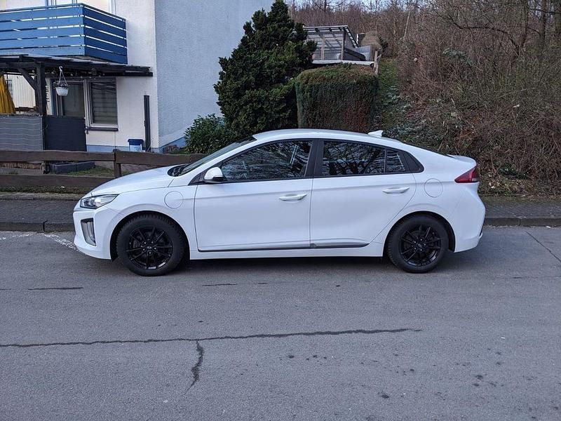 Gebraucht Hyundai Ioniq Trend 141 PS (103 kW) 2022 Weiß Kleinwagen
