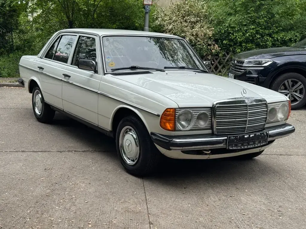 Używany Mercedes E230 136 KM (100 kW) 1982 Biały Sedan/Limuzyna