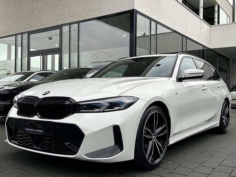 Weiß Gebraucht 2025 BMW 320 M Sport Kombi | 42.890 € (Fairer Preis) - Bild 1/4