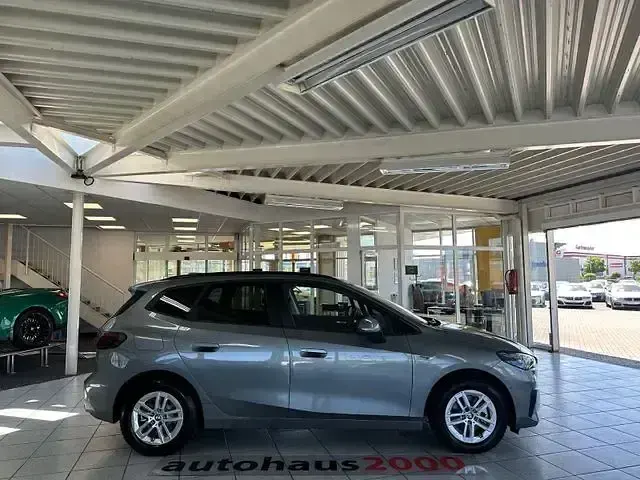 Gebraucht BMW 225 Active Tourer Sport Line 245 PS (180 kW) 2022 Skyscraper grau metallic Van / Kleinbus