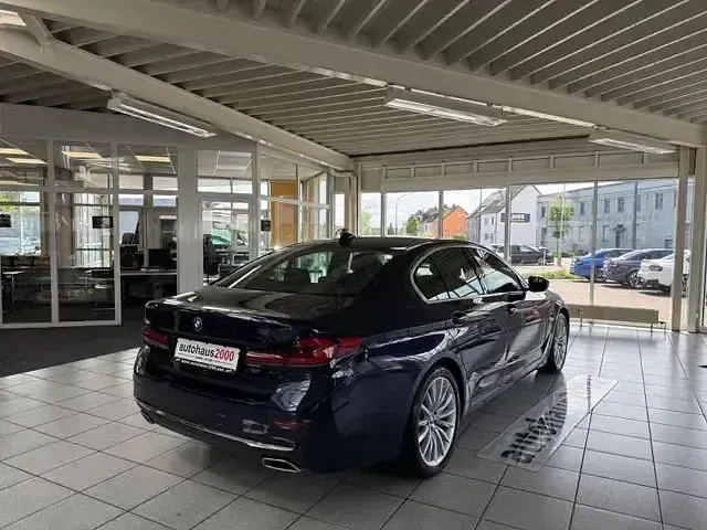 Gebraucht BMW 545e Luxury Line 394 PS (289 kW) 2021 Tansanitblau Limousine