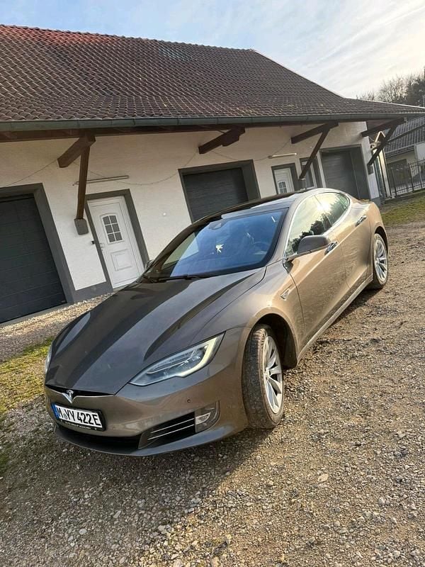 Braun Gebraucht 2017 Tesla Model S Kleinwagen | 25.900 € (Teuer) - Bild 1/4