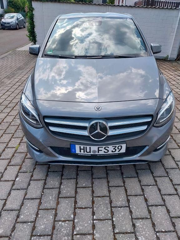 Grau Gebraucht 2017 Mercedes B200 Van / Kleinbus | 17.350 € (Fairer Preis) - Bild 1/4