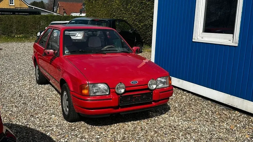 Używany Ford Escort 60 KM (44 kW) 1987 Czerwony Coupe