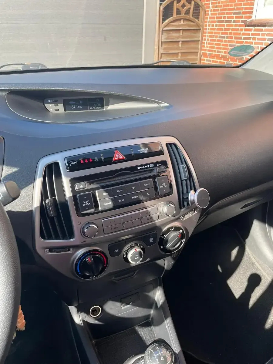 Gebraucht Hyundai i20 86 PS (63 kW) 2014 Schwarz Kleinwagen