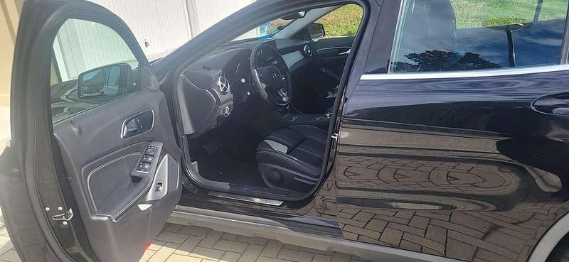 Schwarz Gebraucht 2019 Mercedes GLA180 SUV | 22.000 € - Bild 1/4