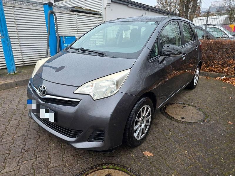 Grau Gebraucht 2012 Toyota Verso-S Van / Kleinbus | 3.990 € (Superpreis) - Bild 1/4