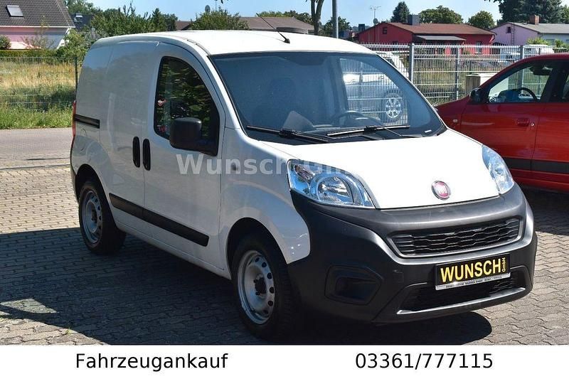 Gebraucht Fiat Fiorino Basis 77 PS (56 kW) 2018 Weiß Van / Kleinbus