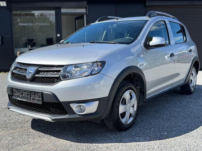 Silber Gebraucht 2013 Dacia Sandero Ambiance Kleinwagen | 3.980 € - Bild 1/4