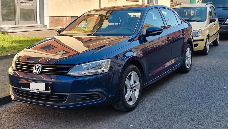 Blau Gebraucht 2013 VW Jetta Limousine | 6.450 € (Fairer Preis) - Bild 1/4