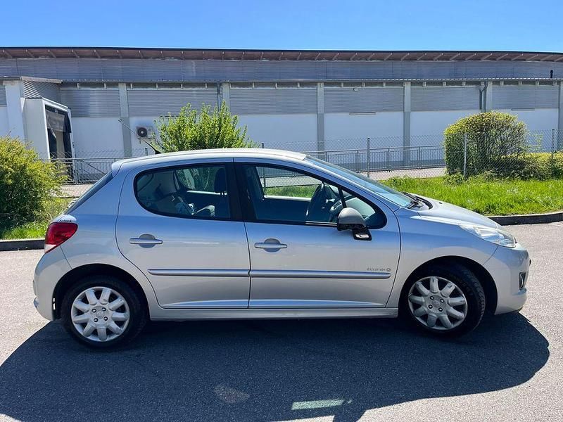 Gebraucht Peugeot 207 Tendance 95 PS (69 kW) 2011 Grau Limousine