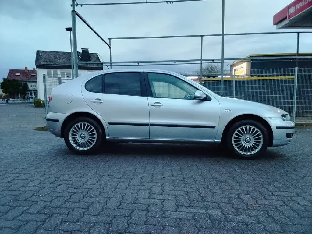 Usado Seat Leon 105 HP (77 kW) 2003 Prateado Citadino