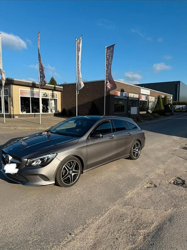 Grau Gebraucht 2016 Mercedes CLA200 Shooting Brake Kombi | 12.800 € (Guter Preis) - Bild 1/4
