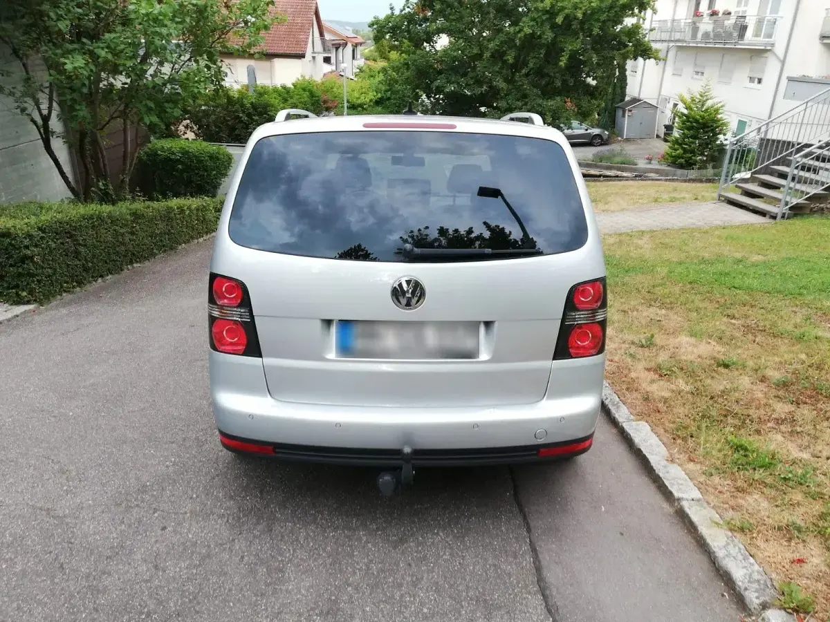 Gebraucht VW Touran Trendline 140 PS (102 kW) 2010 Silber Van / Kleinbus