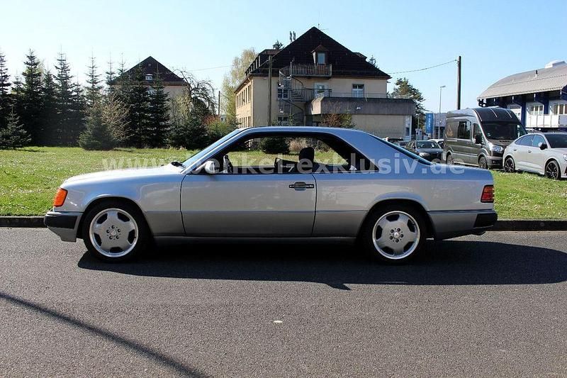 Second-hand Mercedes 220 150 CP (110 kW) 1993 Argintiu