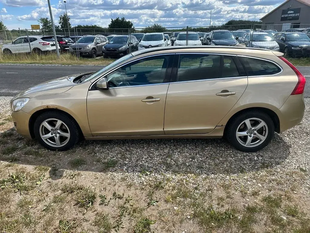 Gebraucht Volvo V60 Momentum 163 PS (119 kW) 2011 Gold Kombi