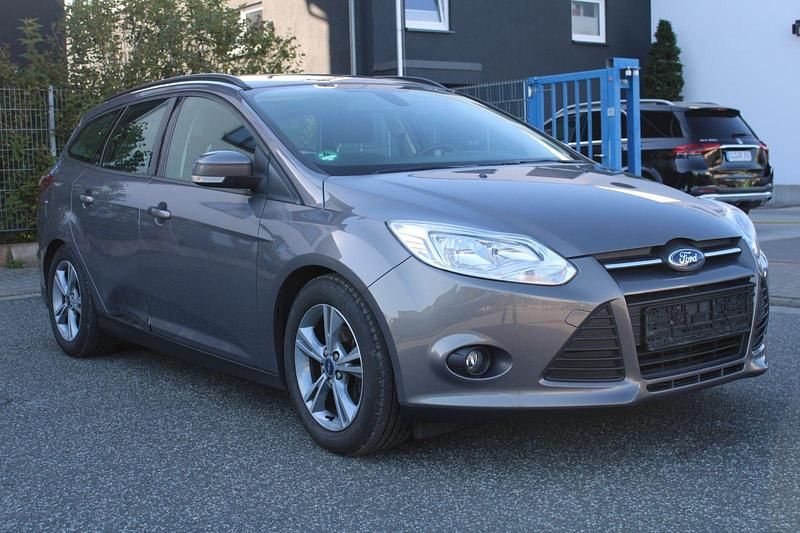 Braun Gebraucht 2014 Ford Focus SYNC Edition Kombi | 1.999 € - Bild 1/4