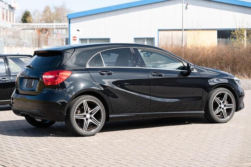 Gebraucht Mercedes A180 122 PS (89 kW) 2012 Schwarz Kleinwagen