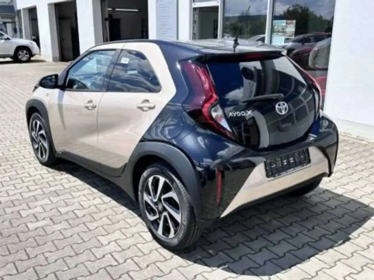 Neu Toyota Aygo X 72 PS (52 kW) 2026 Ginger beige / night sky bla SUV