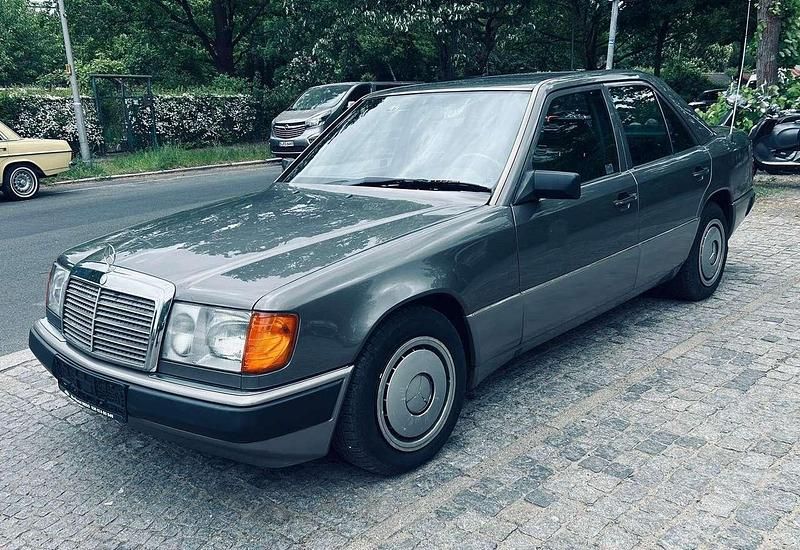 Gebraucht Mercedes E230 132 PS (97 kW) 1992 Grau Limousine