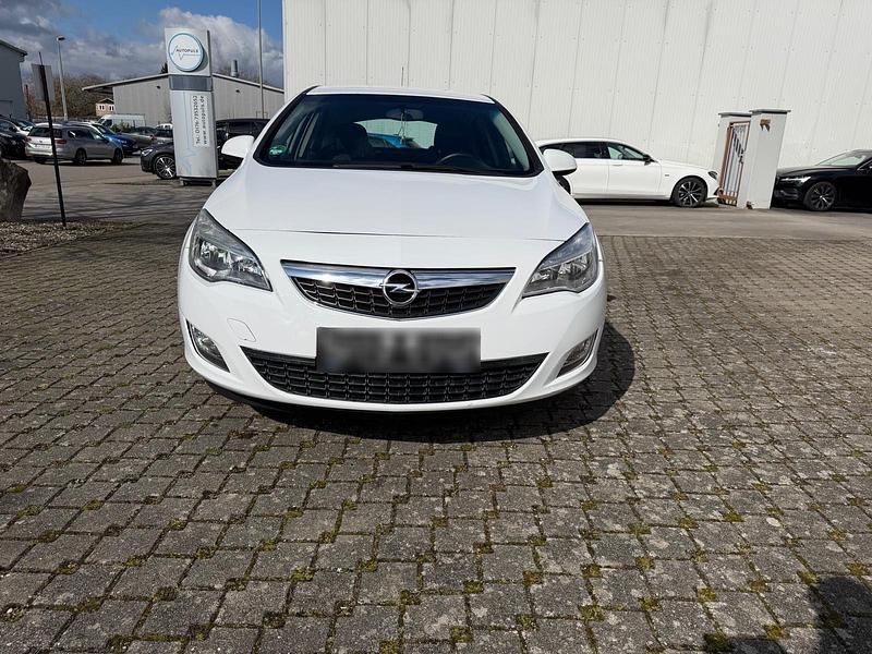 Gebraucht Opel Astra Edition 90 PS (66 kW) 2012 Weiß Kombi