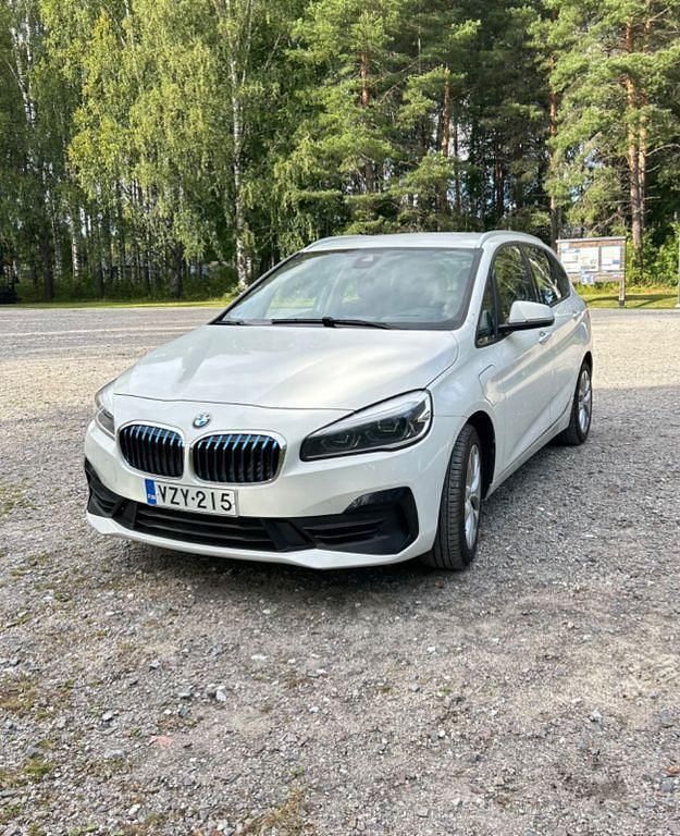 Weiß Gebraucht 2018 BMW 225 Active Tourer iPerformance Van / Kleinbus | 17.400 € (Teuer) - Bild 1/4