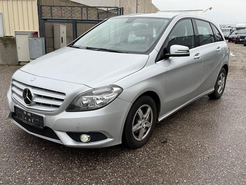 Gebraucht Mercedes B180 Edition 109 PS (80 kW) 2014 Silber Van / Kleinbus