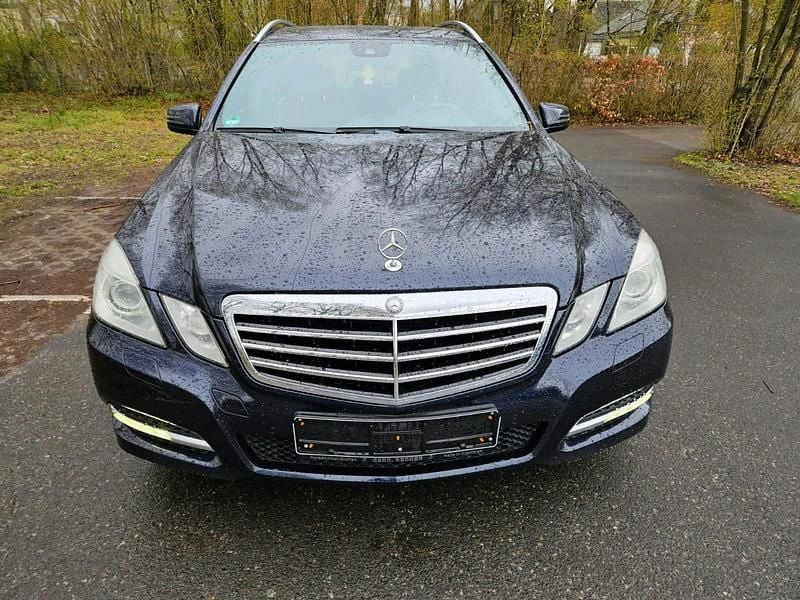 Gebraucht Mercedes E220 170 PS (125 kW) 2011 Blau Kombi