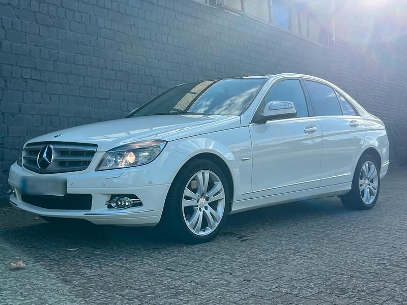 Weiß Gebraucht 2007 Mercedes C320 Avantgarde Limousine | 6.899 € (Guter Preis) - Bild 1/4