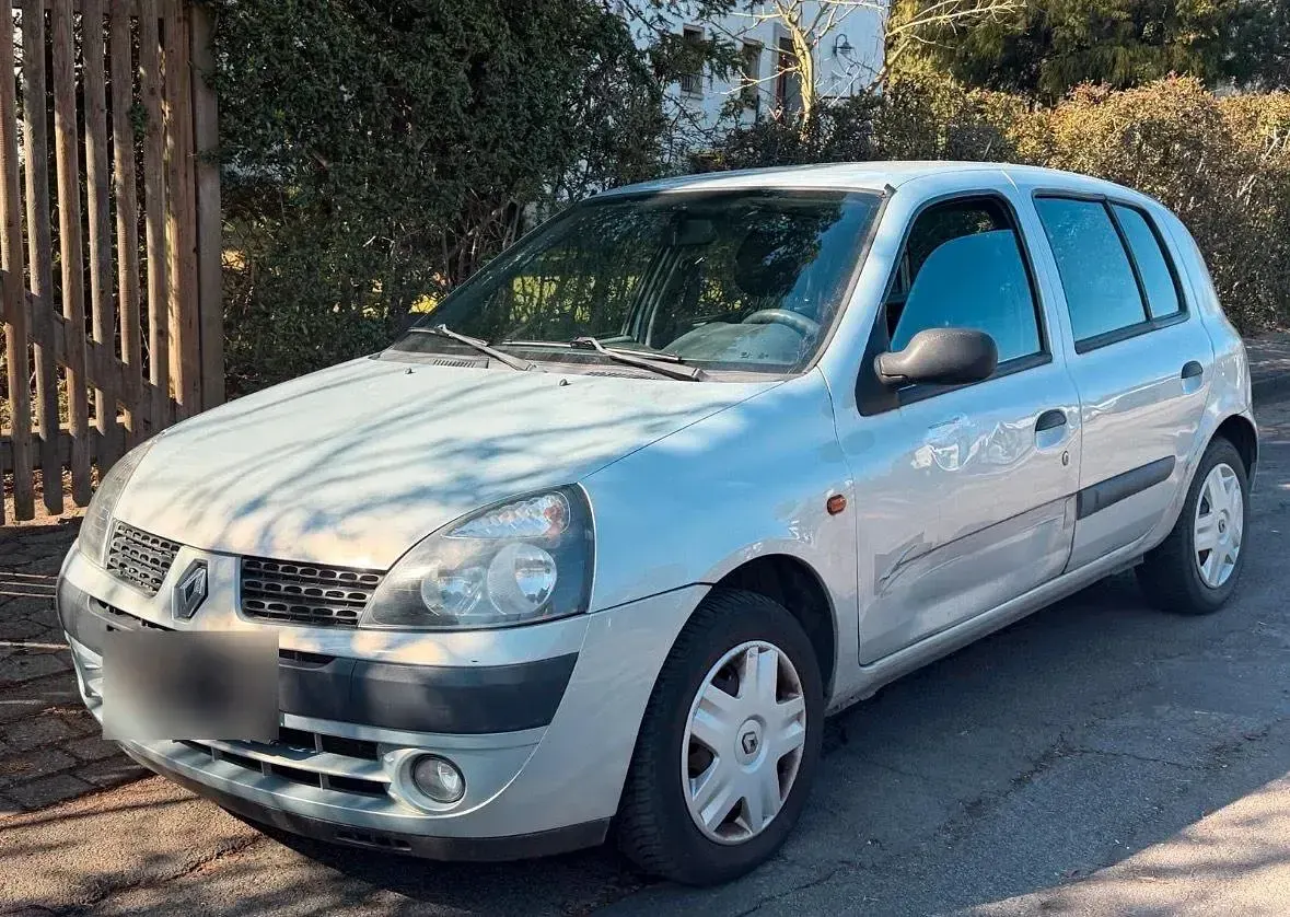 Second-hand Renault Clio II 75 CP (55 kW) 2002 Gri Hatchback