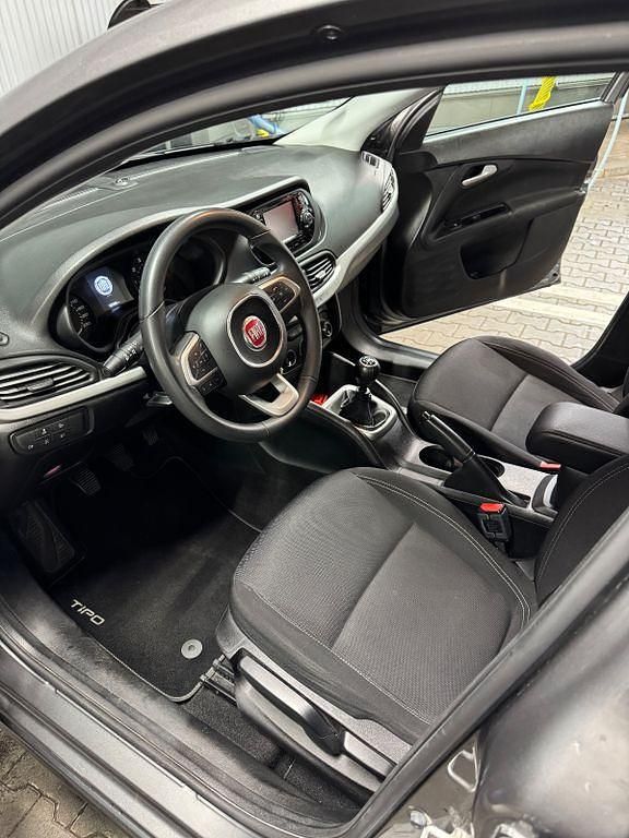 Grau Gebraucht 2017 Fiat Tipo Easy Limousine | 8.499 € (Fairer Preis) - Bild 1/4