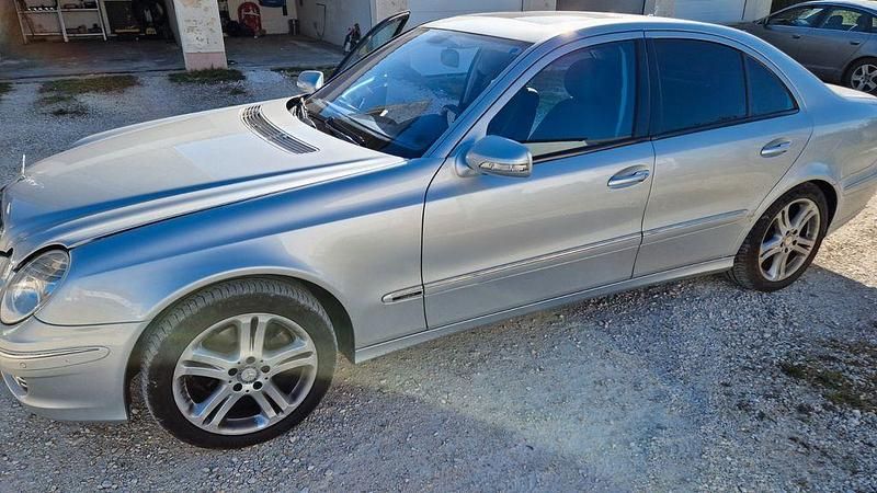 Silber Gebraucht 2008 Mercedes E280 Avantgarde Limousine | 9.999 € (Etwas zu teuer) - Bild 1/4