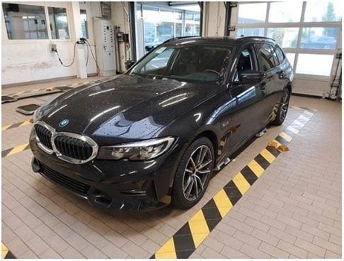 Schwarz Gebraucht 2022 BMW 330e Sport Line Limousine | 25.497 € (Superpreis) - Bild 1/4
