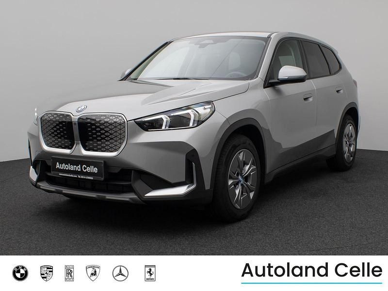 Spacesilber metallicc67schwarz Gebraucht 2024 BMW iX1 Efficient Dynamics SUV | 35.499 € (Superpreis) - Bild 1/4