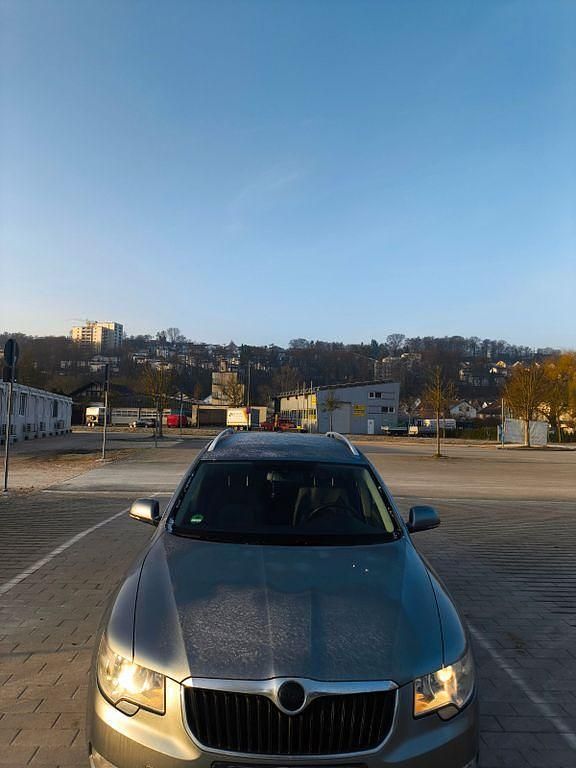 Gebraucht Skoda Superb Ambition 140 PS (102 kW) 2012 Grau Kombi