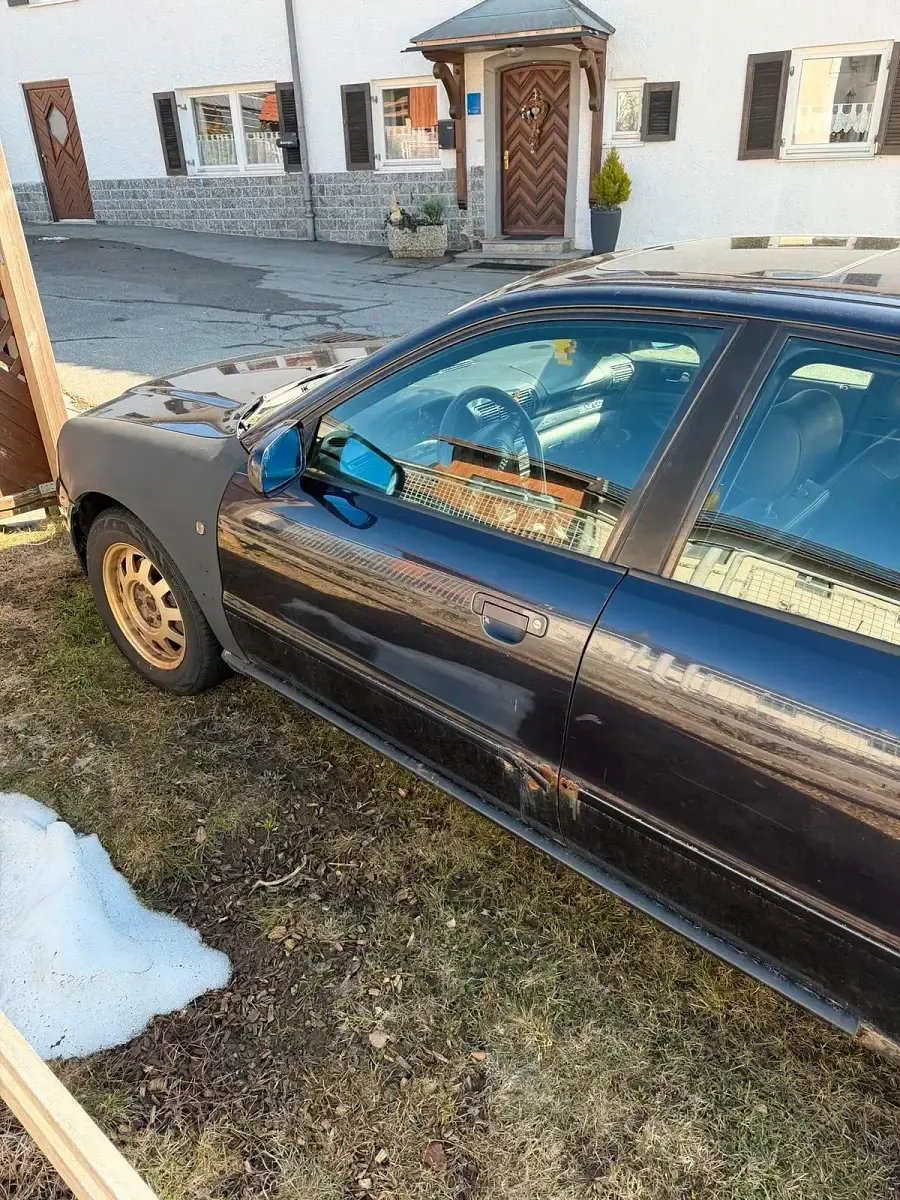 Używany Audi A4 150 KM (110 kW) 1995 Niebieski Sedan/Limuzyna