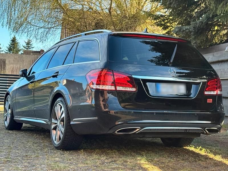 Gebraucht Mercedes E220 170 PS (125 kW) 2014 Schwarz Kombi