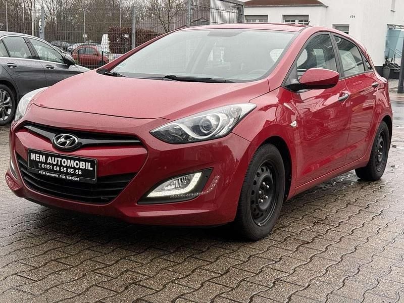 Gebraucht Hyundai i30 Classic 99 PS (72 kW) 2014 Cool red / sol Limousine
