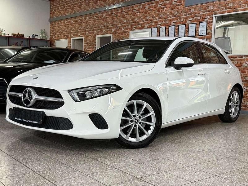 Polarweiss unilack Gebraucht 2019 Mercedes A200 Limousine | 17.350 € (Guter Preis) - Bild 1/4